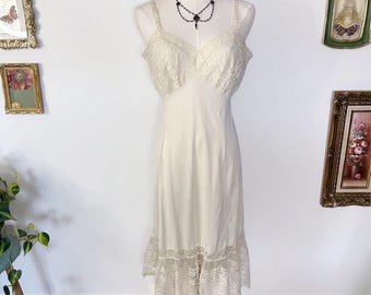 Vestido lencero midi vintage de encaje Van Raalte color crema de los años 50, lencería midi de nailon opaquelón.