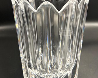 Vintage zware Orrefors "Fleur" crystal art glazen vaas met een lelievormige rand.
