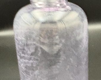 Jarra antigua de cristal de amatista con asa ergonómica y marcas de volumen.