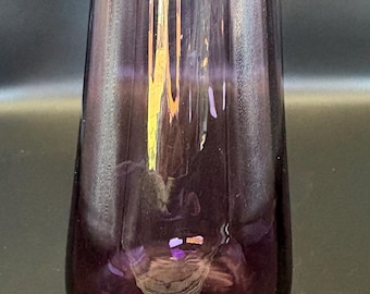 vase vintage Empoli du milieu du siècle en verre optique violet avec une tige torsadée.