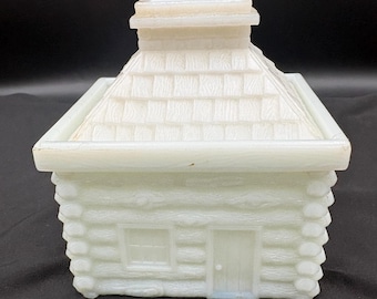 Raro: Se trata de un antiguo recipiente decorativo o hucha de vidrio opalino EAPG con forma de cabaña de troncos y relieve de puntos.