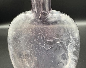 Frasco antiguo de vidrio color amatista con forma de semilla de calabaza y borde aplicado.