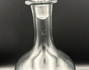 Eine Vintage klare Kristallglas Karaffe mit einem spitzen Stopfen.