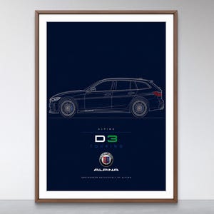 Pode incluir: Impressão emoldurada com um desenho de linha branca de um carro Alpina D3 Touring preto sobre um fundo azul escuro. O texto "D3 Touring" e o logotipo da Alpina estão abaixo. A moldura é marrom.