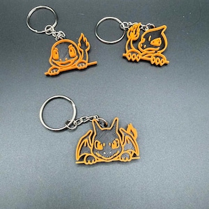 Puede incluir: Una taza de cerámica blanca con un asa negra y el texto "But First, Coffee" en un estilo manuscrito. La taza está sobre una superficie blanca. La taza mide 10 cm de alto.