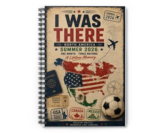 Op de afbeelding: Een spiraalgebonden notitieboek met een vintage kaart van Noord-Amerika in de kleuren van de vlaggen van Canada, de VS en Mexico. De omslag bevat de tekst I WAS THERE, NORTH AMERICA, SUMMER 2026, een voetbal, een paspoort en diverse stempels.