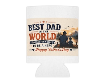 Op de afbeelding: Een witte schuimrubberen blikjeskoeler met een afbeelding van een ouder en kind die bij zonsondergang op een houten steiger aan een meer zitten. De tekst luidt: BEST DAD IN THE WORLD, NO NEED FOR A CAPE TO BE A HERO, Happy Father's Day.