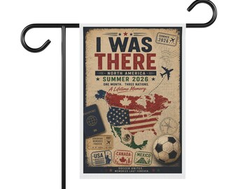 Op de afbeelding: Een rechthoekige tuinvlag met een vintage kaart van Noord-Amerika in de kleuren van Canada, de VS en Mexico. De tekst luidt I WAS THERE, NORTH AMERICA, SUMMER 2026, ONE MONTH, THREE NATIONS, A LIFETIME MEMORY en SOCCER UNITES.
