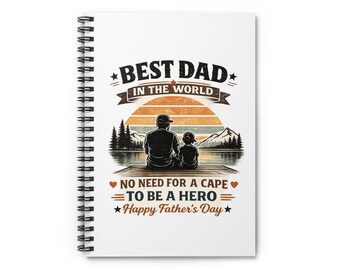 Op de afbeelding: Een wit spiraalnotitieboek met een afbeelding van een ouder en kind die bij zonsondergang op een steiger aan een meer zitten. De tekst luidt: BEST DAD IN THE WORLD, NO NEED FOR A CAPE TO BE A HERO en Happy Father's Day in zwart en oranje.