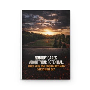 Op de afbeelding: Een wit notitieboek met de tekst "NOBODY CARES ABOUT YOUR POTENTIAL. FORCE YOUR WAY THROUGH ADVERSITY EVERY SINGLE DAY." De achtergrond toont een zonsondergang boven een sportveld.
