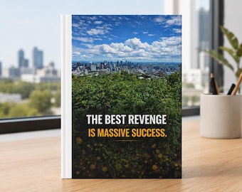 Puede incluir: Un diario de tapa dura con una fotografía panorámica de un horizonte urbano bajo un cielo azul con nubes blancas sobre árboles verdes. El texto "THE BEST REVENGE IS MASSIVE SUCCESS." está impreso en blanco y amarillo en la portada.