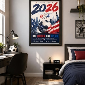 Puede incluir: Un p&oacute;ster vertical enmarcado titulado 2026 Summer of Soccer USA que presenta un bal&oacute;n de f&uacute;tbol con patrones de la bandera estadounidense, una silueta de horizonte urbano y el texto One Nation, One Dream. El dise&ntilde;o usa acentos de pinceladas rojas, blancas y azules.