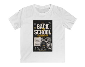 Op de afbeelding: Een wit t-shirt met een grafische print met de tekst BACK TO SCHOOL HIGH SCHOOL. Het ontwerp bevat een persoon met een rugzak, een checklist, een schuimvinger en diverse kleine iconen in zwart, wit en geel op een donkere achtergrond.
