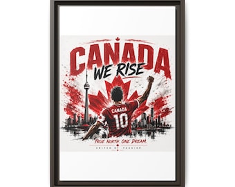 Op de afbeelding: Een ingelijste kunstdruk met een voetballer in een rood shirt met nummer 10, voor de skyline van Toronto en een groot rood esdoornblad. De tekst luidt CANADA WE RISE, TRUE NORTH. ONE DREAM. UNITED BY PASSION.
