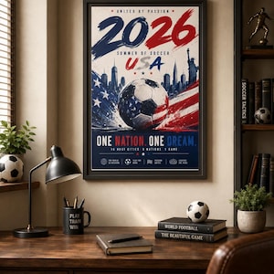 Puede incluir: Un p&oacute;ster enmarcado con el texto 2026 SUMMER OF SOCCER USA, ONE NATION. ONE DREAM. 16 HOST CITIES. 3 NATIONS. 1 GAME. El dise&ntilde;o incluye un bal&oacute;n de f&uacute;tbol con el patr&oacute;n de la bandera de EE. UU., un horizonte urbano y la Estatua de la Libertad.