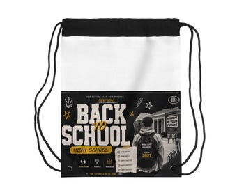 Op de afbeelding: Een wit en zwart rugzakje met trekkoordsluiting en een grafisch ontwerp met de tekst BACK TO SCHOOL HIGH SCHOOL. De print bevat een student met een rugzak, een checklist, iconen en de tekst NEW SCHOOL YEAR NEW MINDSET en 2024 2025.