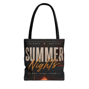 Könnte beinhalten: Schwarze Tragetasche mit schwarzen Henkeln. Die Tasche zeigt die Worte "SUMMER Nights" in einer stilisierten Schriftart, mit den Worten "LIVE NIGHTS" und "GOOD VIBES" darüber und "MUSIC • FRIENDS • FREEDOM" darunter.