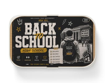 Op de afbeelding: Een rechthoekige lunchbox met een zwarte deksel voorzien van de tekst BACK TO SCHOOL HIGH SCHOOL, een afbeelding van een leerling met een rugzak, een checklist met doelen, een schuimvinger-icoon en de jaren 2024 2025 in wit en geel.