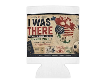 Op de afbeelding: Een witte schuimrubberen blikjeskoeler met een vintage-stijl afbeelding van een Noord-Amerikaanse kaart en de tekst I WAS THERE NORTH AMERICA SUMMER 2026, ONE MONTH. THREE NATIONS. A LIFETIME MEMORY. SOCCER UNITES. MEMORIES LAST FOREVER, inclusief voetbal.