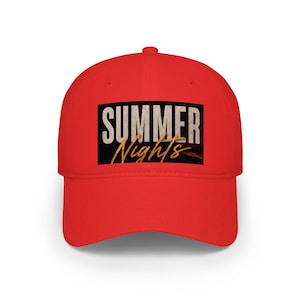 Peut inclure: Casquette de baseball rouge vif avec l'inscription "SUMMER Nights" en lettres blanches et dorées sur un fond noir rectangulaire. La casquette est faite d'un matériau souple. Idéale pour l'été.