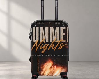 Puede incluir: Una maleta negra con ruedas, asa retráctil y cuatro ruedas. El frente presenta el texto "SUMMER Nights" en letras grandes blancas y naranjas, con "NIGHTS GOOD VIBES" y "MUSIC FRIENDS FREEDOM" impresos, además de un resplandor naranja.