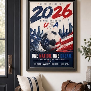 Puede incluir: Un p&oacute;ster vertical enmarcado con el texto 2026 SUMMER OF SOCCER USA, UNITED BY PASSION y ONE NATION. ONE DREAM. El dise&ntilde;o incluye un bal&oacute;n de f&uacute;tbol con un patr&oacute;n de bandera de EE. UU., un horizonte urbano, la Estatua de la Libertad y detalles.