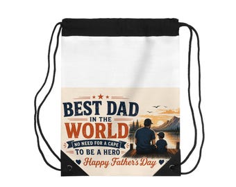 Op de afbeelding: Een witte rugzak met trekkoord en zwarte koorden met een afbeelding van een ouder en kind die bij zonsondergang op een houten steiger aan een meer zitten. De tekst luidt: BEST DAD IN THE WORLD NO NEED FOR A CAPE TO BE A HERO Happy Father's Day.