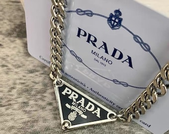 Collana con pendente Prada (argento + nero), collana con pendente triangolare in stile vintage, gioiello ispirato al riciclo, collana unisex di tendenza, idea regalo