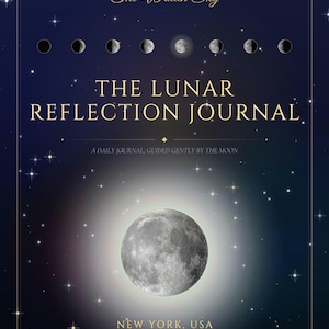 Può includere: Una copertina di diario blu scuro intitolata The Lunar Reflection Journal con il sottotitolo A Daily Journal, Guided Gently by the Moon. Presenta una grande luna centrale, un ciclo di fasi lunari e il testo The Written Sky, New York, USA, December 2026 - December 2027.