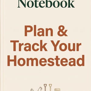 Puede incluir: Una portada de cuaderno color crema con el texto "Homesteader Notebook" en verde oscuro. Debajo, en marrón, se lee "Plan & Track Your Homestead". La parte inferior presenta ilustraciones de un pollo, una pala, una horca y un tarro. El texto en la parte inferior dice "Hyperlinked PDF • Self-Sufficient Living."