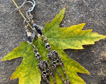 Orecchini spaventosi con scheletri