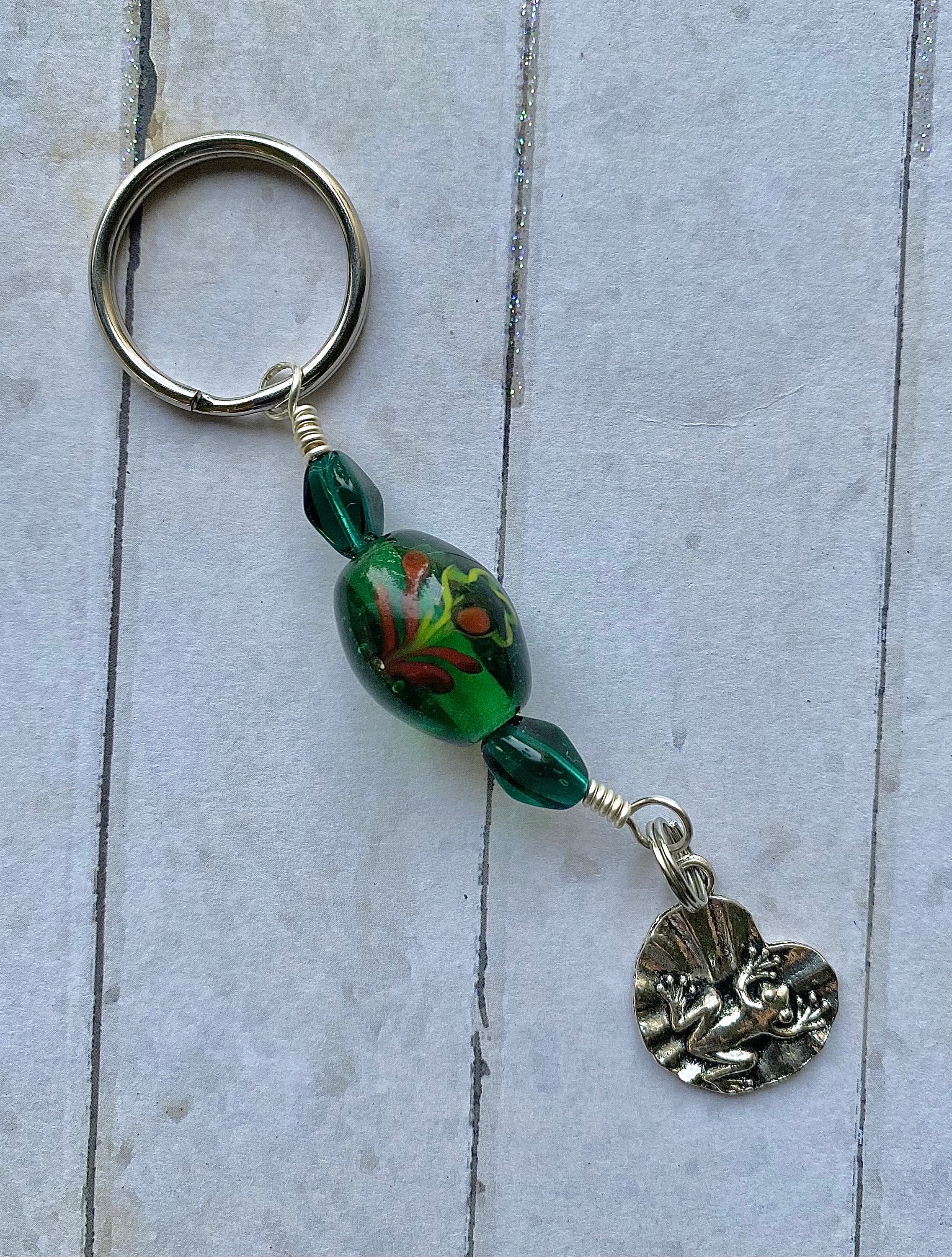 Porte-clés Grenouille Sur Nénuphar – Argenté, Métal, Marque Onwomania – Neuf Avec étiquettes