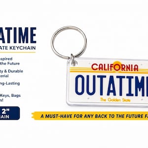 Könnte beinhalten: Transparenter Acryl-Schlüsselanhänger mit kalifornischem Nummernschild-Design und dem Wort "OUTATIME" in Blau. Der Schlüsselanhänger ist 10 cm x 5 cm groß und hat einen Metall-Schlüsselring. Der Text auf dem Schlüsselanhänger lautet "The Golden State".