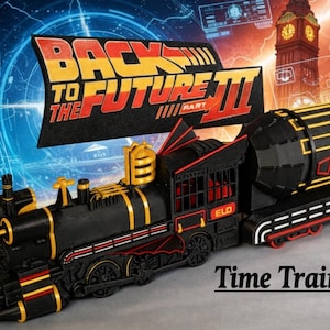 Könnte beinhalten: Ein schwarz-goldenes Modellbahn-Set mit roten Akzenten, beschriftet mit "Back to the Future Part III" und "Time Train Kit". Der Zug hat eine detaillierte Lokomotive und einen zylindrischen Wagen, vor futuristischem Hintergrund.