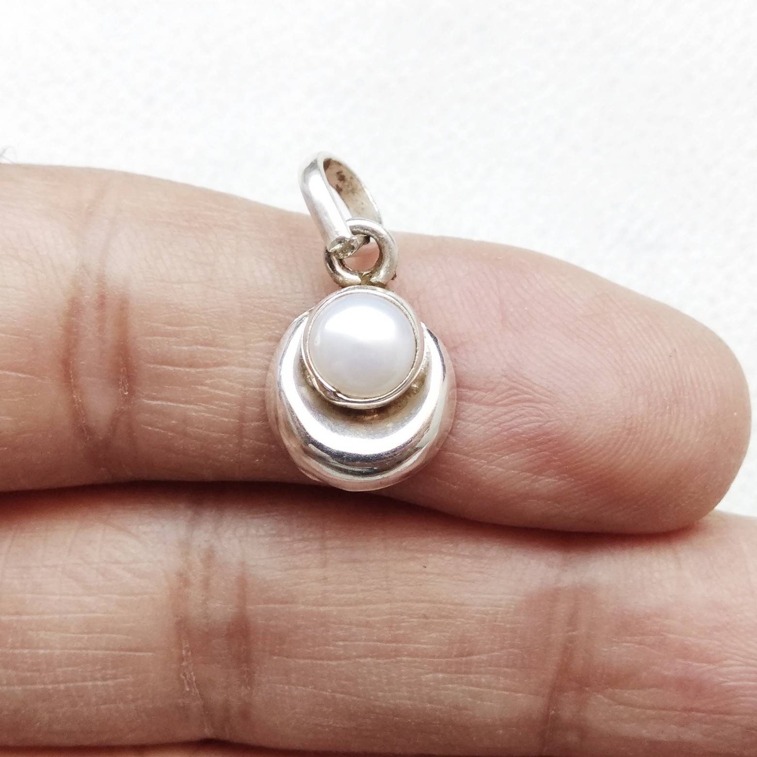 Silver pearl pendant deals