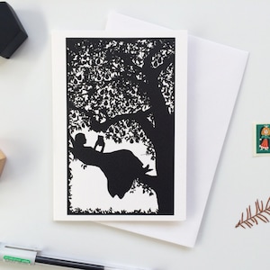 Ragazza che legge su un albero di pere, biglietto di auguri letterario con silhouette in bianco e nero, per gli amanti dei libri, interno vuoto per il tuo messaggio