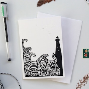 Cartão de felicitações de farol com ondas quebrando e gaivotas voando, cartão de nota monocromático preto e branco ilustrado: em branco por dentro para todas as ocasiões