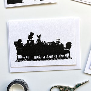 Alice's Adventures in Wonderland-The Mad Hatter's Tea Party silhouet literair leesgrage wenskaartontwerp, blanco binnenkant voor je bericht