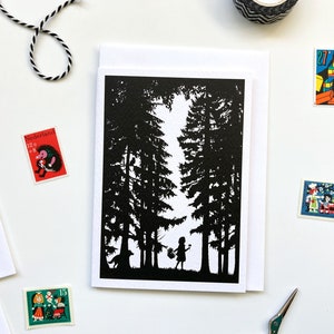 Le petit chaperon rouge marchant dans la forêt, carte de voeux silhouette de conte de fées en noir et blanc, intérieur vierge pour toutes les occasions