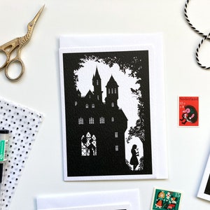 Tarjeta de felicitación ilustrada con silueta de cuento de hadas de Blancanieves y los siete enanitos con bosque monocromático, en blanco por dentro para escribir tu mensaje Papelería Cuento de hadas de los hermanos Grimm