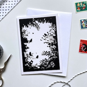 Tarjeta de felicitación ilustrada con siluetas de pájaros y mariposas, naturaleza, bosque de cuento de hadas en blanco y negro, interior en blanco para su mensaje para todo uso