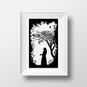 Peut inclure: Silhouette noire et blanche d'une personne debout sous un arbre avec un oiseau volant au-dessus. La personne tient un bouquet de fleurs.