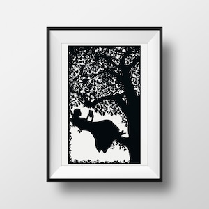 Mädchen Lesen im Birnbaum, A5 Mini Druck Illustrierter Druck für Buchliebhaber Literarisches Geschenk Wandkunst Schwarz Weiß Silhouette Poster
