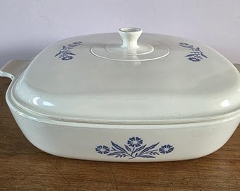 Cazuela vintage Corningware color azul aciano B-8 con tapa a juego.