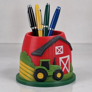 Organizer da scrivania rustico a forma di rimessa per trattori, portapenne agricolo dipinto a mano, porta cancelleria a tema vita di fattoria.