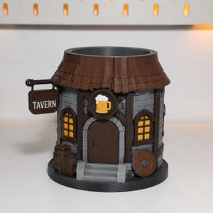 Gemütlicher Stiftehalter im Fantasy-Tavernen-Stil, handbemalt, Schreibtisch-Organizer, RPG-Schreibtischdekoration