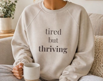 Sudadera "Cansada pero próspera" / Sudadera cómoda de cuello redondo "Vida de mamá" / Camiseta divertida para mamás / Regalo para mamá, sudadera para mamá primeriza / Estética neutra y acogedora