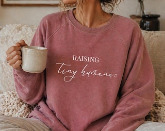 Sudadera "Criando pequeños humanos" / Sudadera minimalista de cuello redondo para mamás