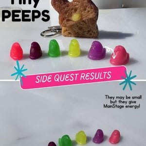 Może przedstawiać: Obraz z tekstem "Tiny PEEPS" i "SIDE QUEST RESULTS". Obraz przedstawia różnorodne małe, kolorowe cukierki w kształcie żelków w kolorze czerwonym, fioletowym, zielonym, żółtym i różowym. Obecny jest również kawałek tostowanego chleba w kształcie królika.