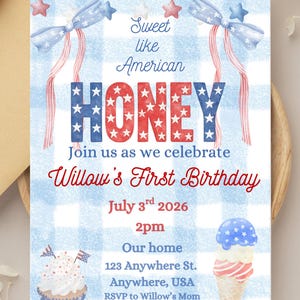 Può includere: Un invito di compleanno con sfondo a quadretti blu e bianchi. Il testo recita "Sweet like American Honey" e annuncia il primo compleanno di Willow il 3 luglio 2026. Include illustrazioni di cupcake e cono gelato.